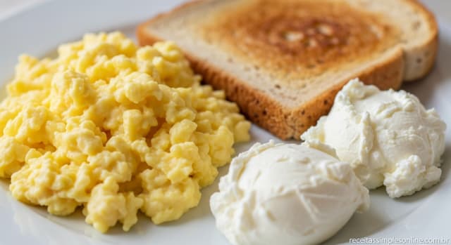 Ovos Mexidos Cremosos com Pão Integral e Requeijão: Café da Manhã Proteico e Rápido! - Foto da receita pronta