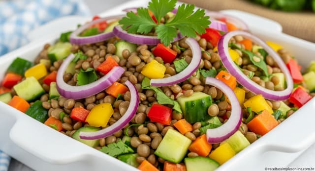 Salada de Lentilha Refrescante com Cenoura Crocante e Pepino Saboroso: Receita Fácil e Nutritiva para o Dia a Dia! - Foto da receita pronta