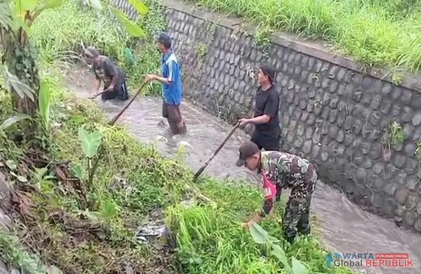 Gotong Royong Babinsa Klampok Dan Warga Bersihkan Sungai Untuk Cegah Banjir Dan Jaga Lingkungan