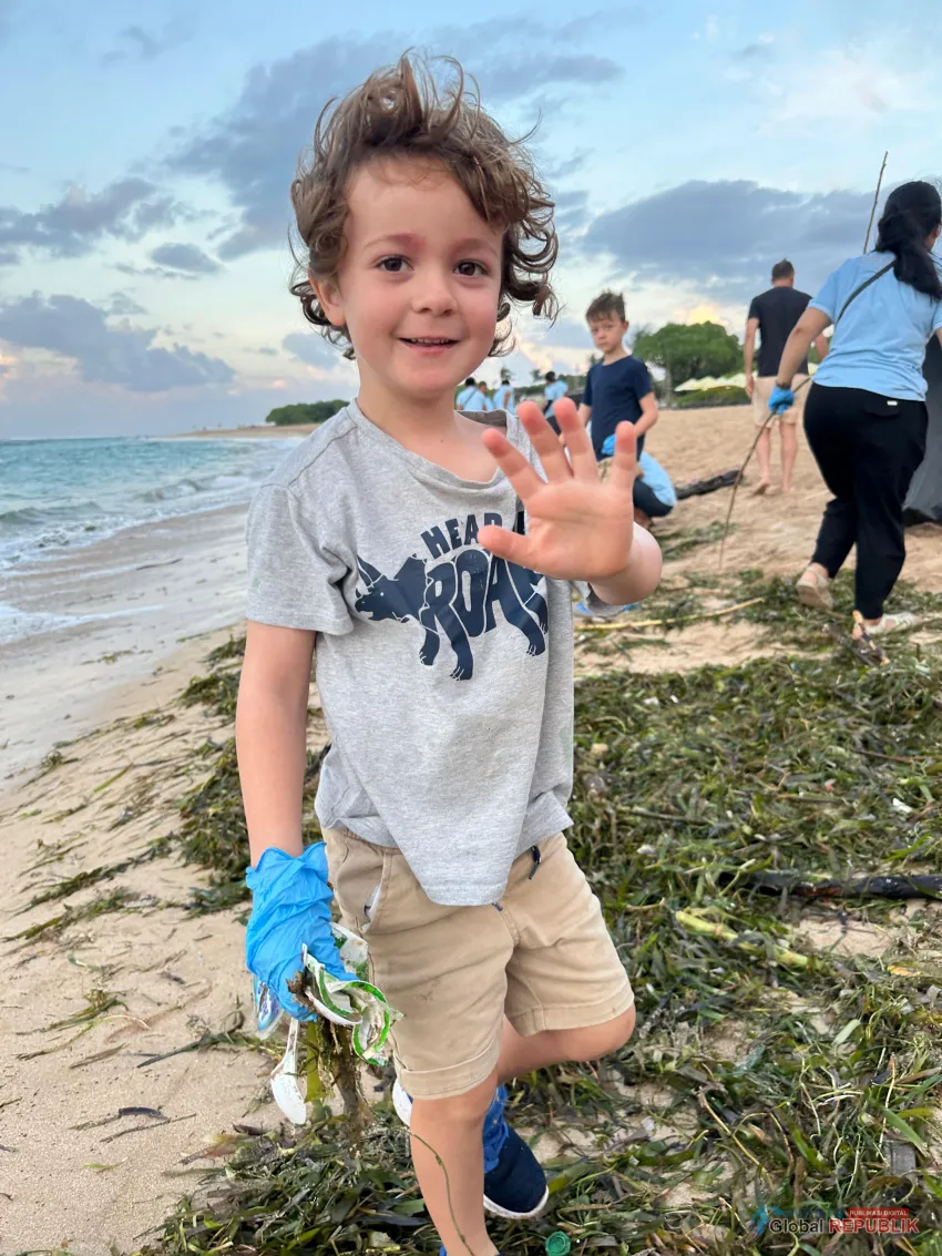 Protecting Our Oceans,
Merusaka Nusa Dua Hosted Beach Cleanup on World Ocean Day