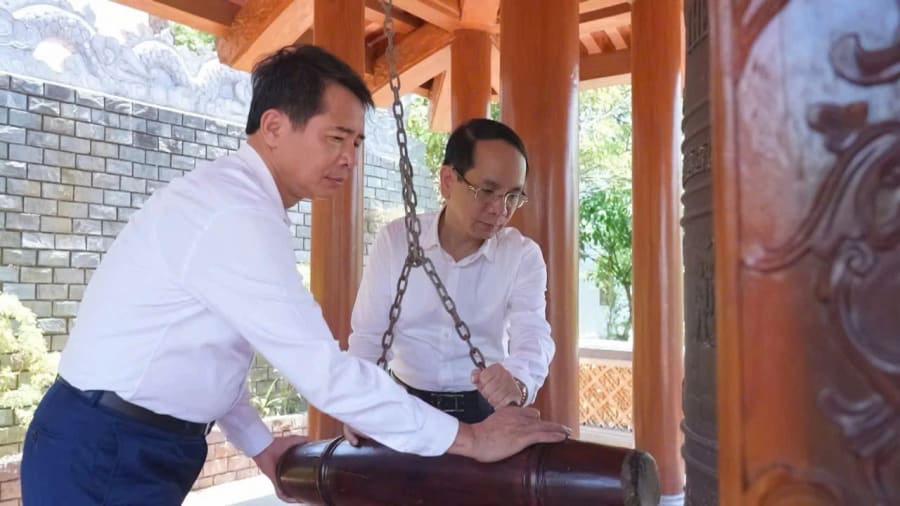 Đồng chí Bí thư Đảng ủy và đồng chí Chủ tịch UBND phường Đồng Hới thỉnh chuông tại đền tưởng niệm Liệt sĩ Trường Sơn bến phà Long Đại - Ảnh: P.V