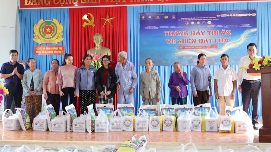 Ban tổ chức trao quà cho các gia đình chính sách, thân nhân liệt sĩ, người có công với cách mạng và các hộ có hoàn cảnh khó khăn trên địa bàn xã Nam Cửa Việt.