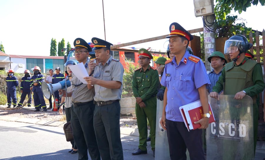 Cơ quan Thi hành án dân sự thông báo quyết định cưỡng chế quyền sử dụng đất và tài sản gắn liền với đất của bà Nguyễn Thị Ph. và ông Hoàng Minh T. ở số 38 Nguyễn Hữu Dật, phường Đồng Hới- Ảnh: C.H