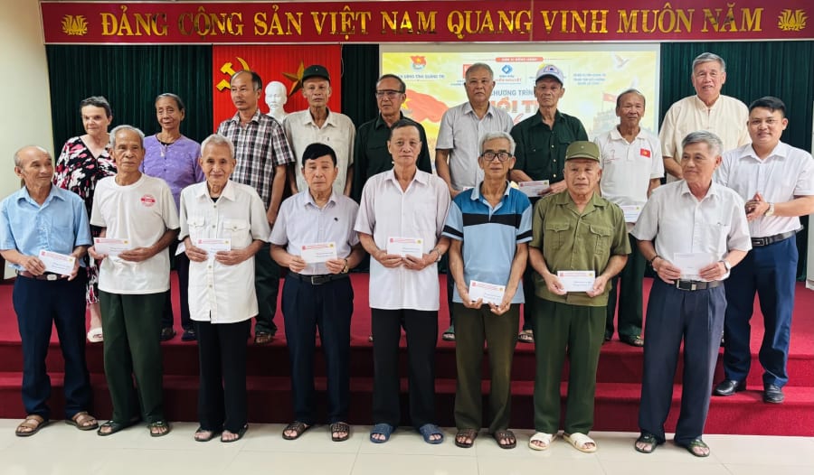 Những phần quà tri ân được trao đến người có công đang điều dưỡng tại Trung tâm Điều dưỡng Người có công tỉnh - Ảnh: K.H