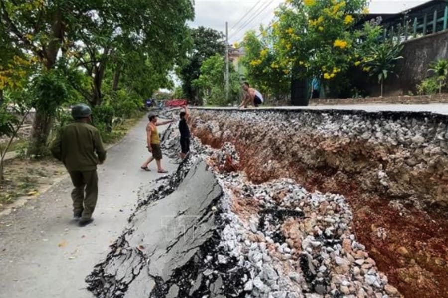 Vào khoảng 11 giờ ngày 27/7, xuất hiện lún sụt với chiều dài trên 60m, chiều rộng bình quân trên 3,5m, chiều sâu từ 0,5-1m tại công trình kè và đường An-Sơn, xã Lệ Thủy.