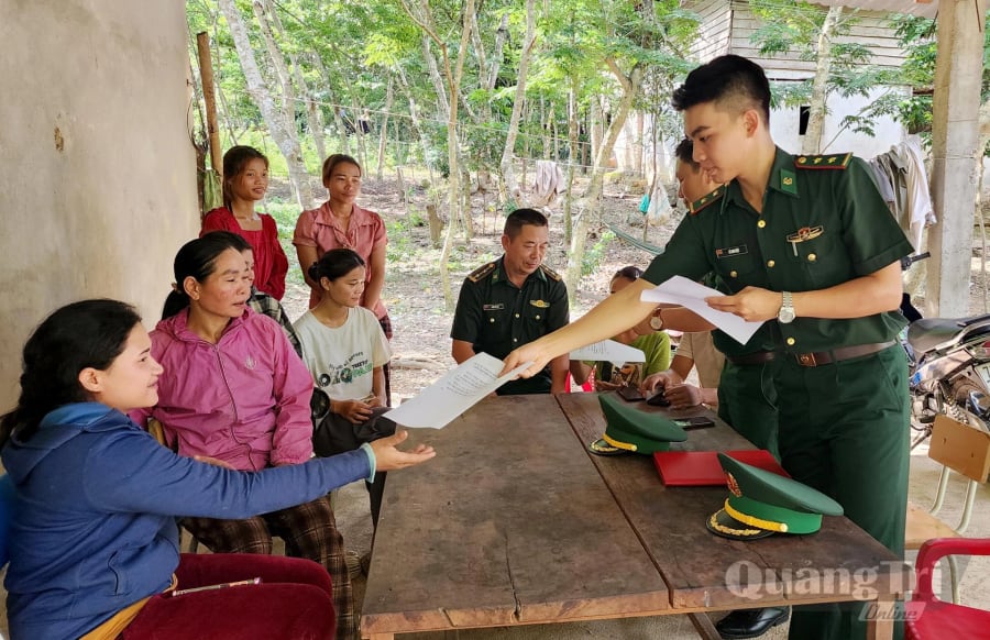 Lực lượng Bộ đội Biên phòng tỉnh đẩy mạnh công tác tuyên truyền pháp luật cho người dân trên tuyến biên giới - Ảnh: T.L
