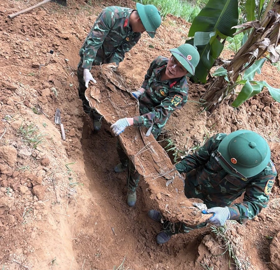 Đội quy tập hài cốt liệt sĩ 584, phòng Chính trị, Bộ Chỉ huy Quân sự tỉnh quy tập các hài cốt liệt sĩ tại khu vực phường Quảng Trị - Ảnh: X.D