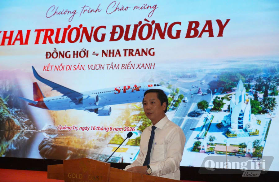 Đồng chí Hoàng Nam, Ủy viên Ban Thường vụ Tỉnh ủy, Phó Chủ tịch Thường trực UBND tỉnh phát biểu chào mừng tại chương trình chào mừng khai trương đường bay - Ảnh: X.P