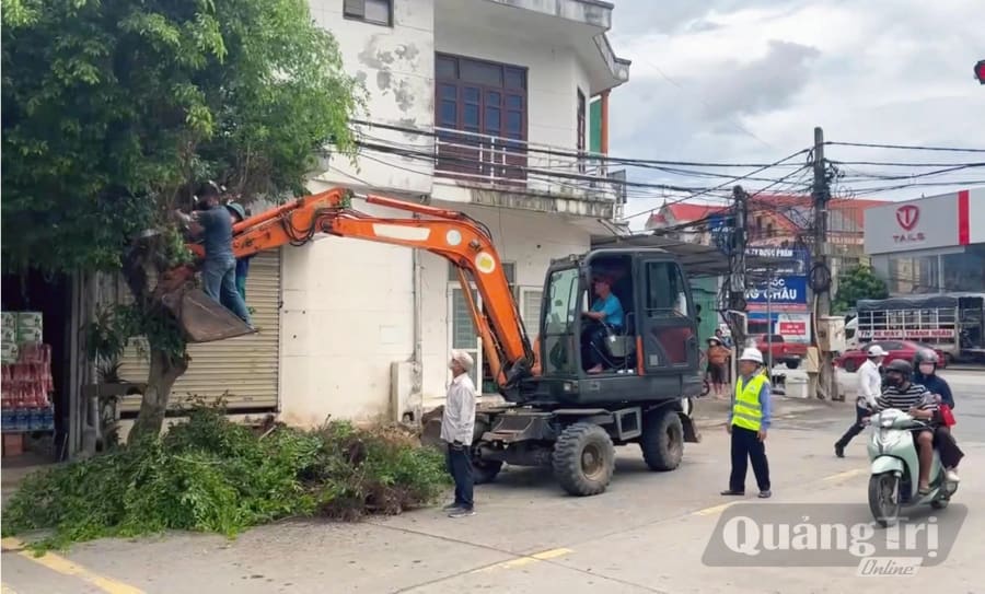 Xã Ninh Châu thực hiện giải tỏa, tháo dỡ công trình, vật kiến trúc vi phạm hành lang an toàn giao thông trên các tuyến đường - Ảnh: P.V