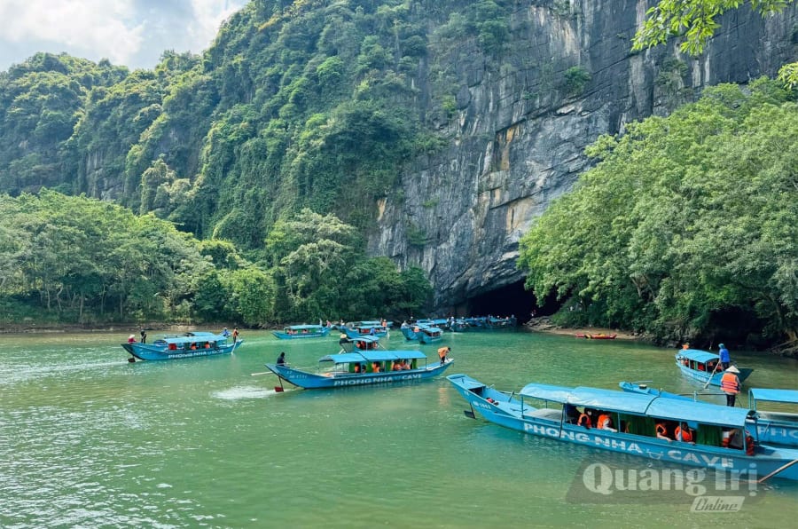 Phong Nha-Kẻ Bàng với hệ thống hang động, khe suối hoang sơ vẫn là lựa chọn nổi bật. Trong ảnh: Du khách khám phá động Phong Nha - Ảnh: D.H