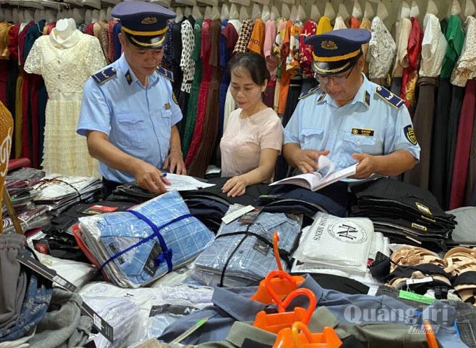 Lực lượng Quản lý thị trường tích cực tuyên truyền đến người dân và tiểu thương về việc không buôn bán hàng giả, hàng kém chất lượng, bảo vệ quyền lợi người tiêu dùng - Ảnh: QLTT