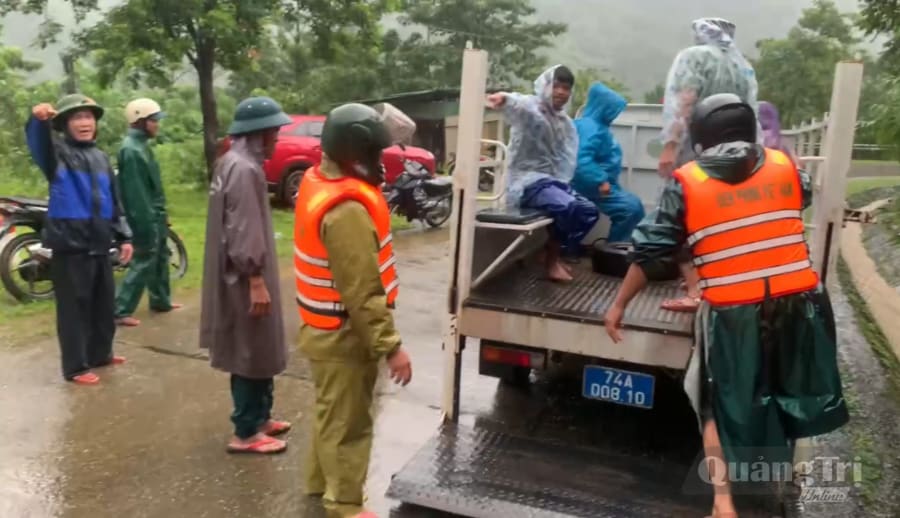 Lực lượng biên phòng hỗ trợ di dời người dân đến nơi an toàn. Ảnh: T.T