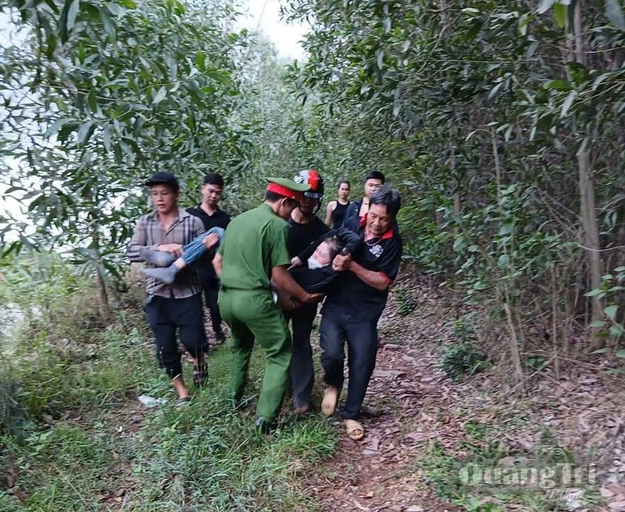 Công an xã Trung Thuần cùng người dân địa phương đưa bà L. đi cấp cứu - Ảnh: Công an xã Trung Thuần