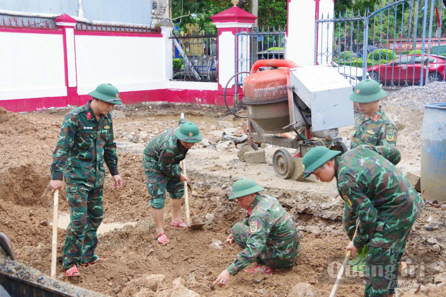 Đội tìm kiếm, quy tập hài cốt liệt sĩ số 2 tiến hành tìm kiếm, quy tập tại khu phố Thành Cổ, phường Quảng Trị - Ảnh: X.D