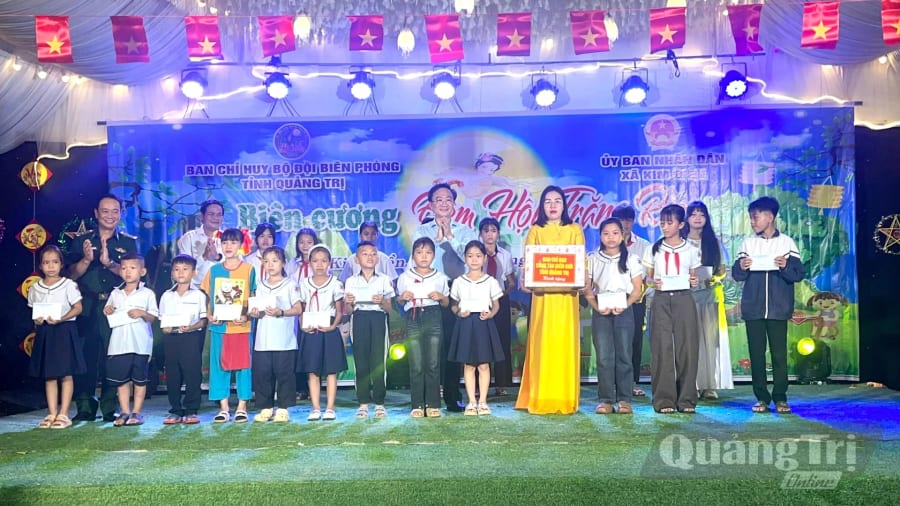 Trao học bổng cho các em học sinh có hoàn cảnh khó khăn- Ảnh: Thùy Trang
