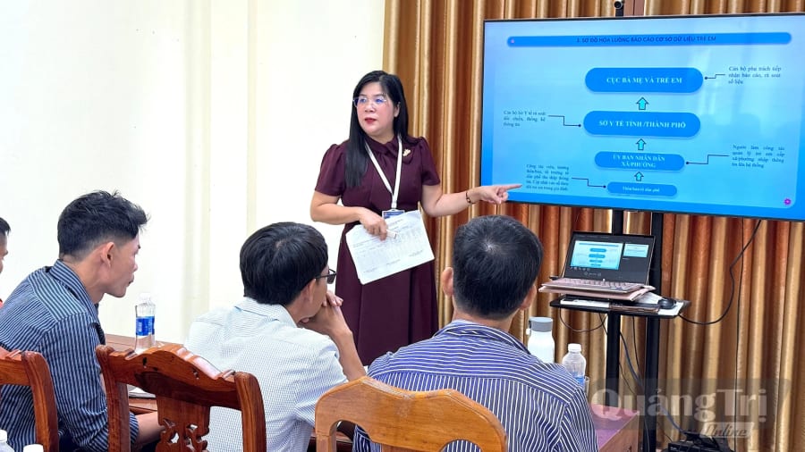 Cán bộ Sở Y tế hướng dẫn các đại biểu rà soát, làm sạch và cập nhật dữ liệu trẻ em tại lớp tập huấn ở xã A Dơi - Ảnh: Q.N.