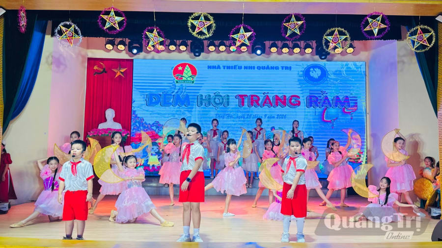Tiết mục Tốp ca múa “Ông trăng miệng cười” - Ảnh: B.N