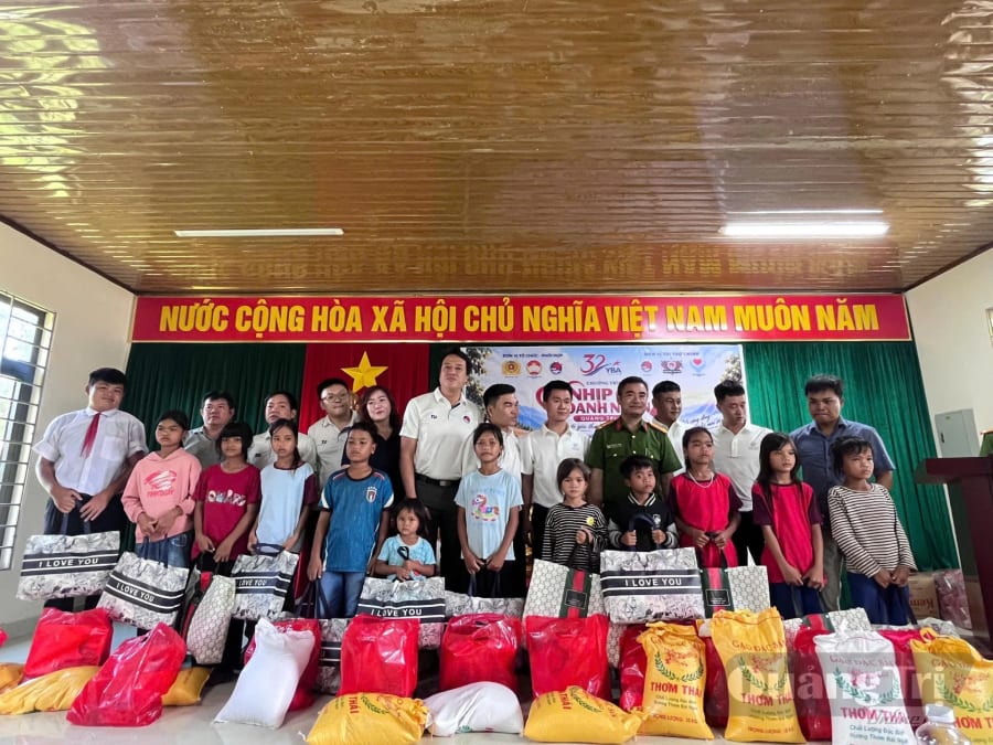 Trao tặng các phần quà cho trẻ em có hoàn cành khó khăn trên địa bàn - Ảnh: LO