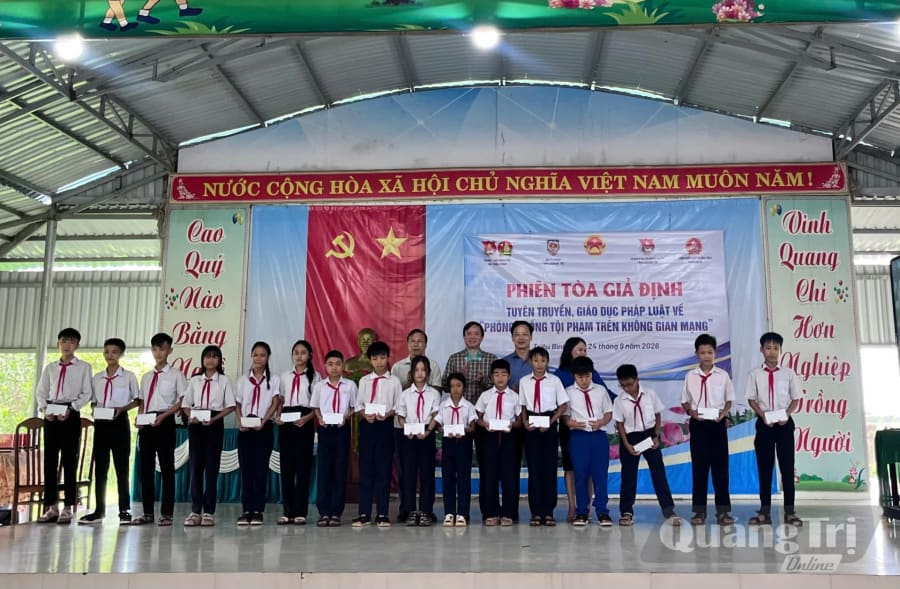 Trao tặng 16 suất quà cho các em học sinh có hoàn cảnh khó khăn tại trường THCS Nguyễn Hữu Thận - Ảnh: LO 