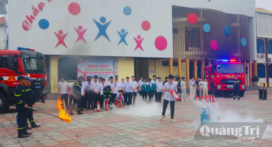 	Học sinh, sinh viên thực hành sử dụng bình chữa cháy dập tắt đám cháy giả định - Ảnh: K.H