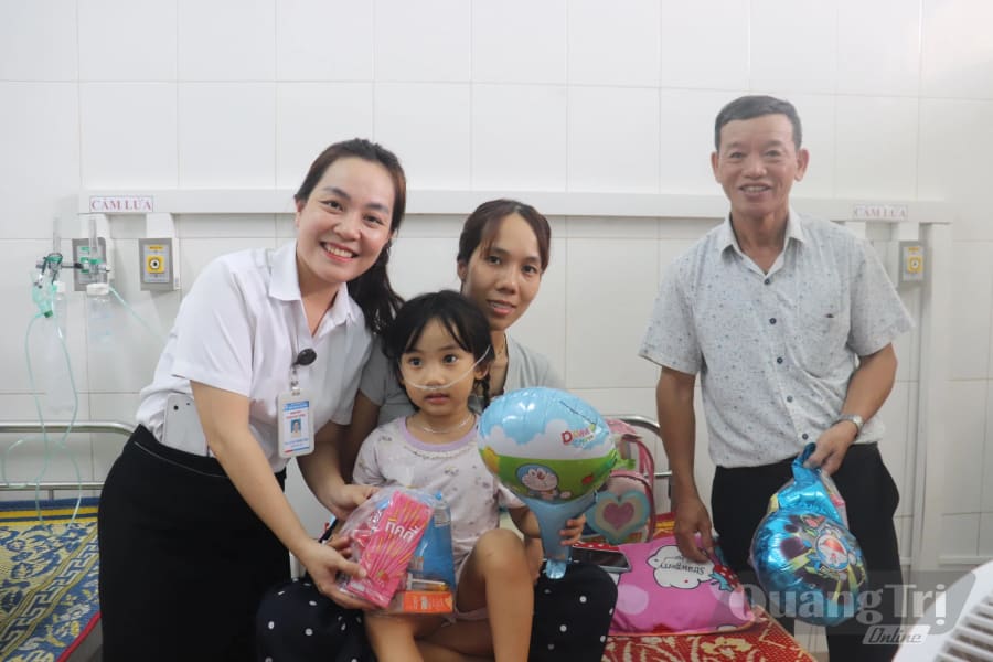 Thành viên Tổ Công tác xã hội, Bệnh viện đa khoa tỉnh và cá nhân hảo tâm trao quà Trung thu cho bệnh nhi - Ảnh: N.P