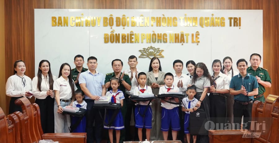 Tập thể lớp bồi dưỡng nhận thức về Đảng khóa 8 năm 2026 trao quà cho các em học sinh có  hoàn cảnh khó khăn - Ảnh: Q.V