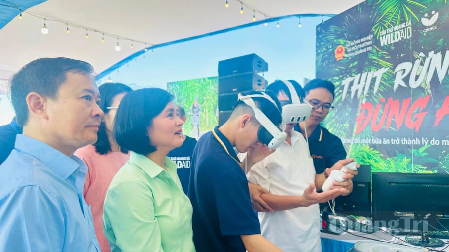 Các đại biểu và người dân trải nghiệm công nghệ thực tế ảo để quan sát động vật hoang dã trong môi trường tự nhiên - Ảnh: B.N