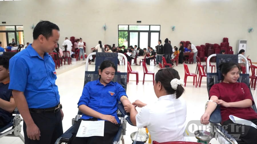 Đại diện Tỉnh đoàn Quảng Trị ân cần thăm hỏi, động viên các tình nguyện viên đang thực hiện nghĩa cử hiến máu, thể hiện sự quan tâm sâu sắc của lãnh đạo đối với hoạt động vì cộng đồng - Ảnh: H.T