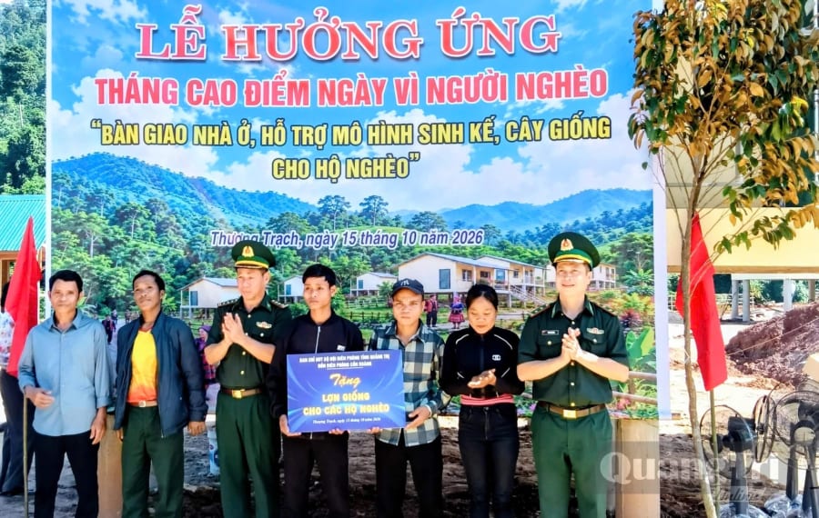 Đồn Biên phòng Cồn Roàng hỗ trợ mô hình lợn gióng cho các hộ nghèo - ̉̉Ảnh: M.D