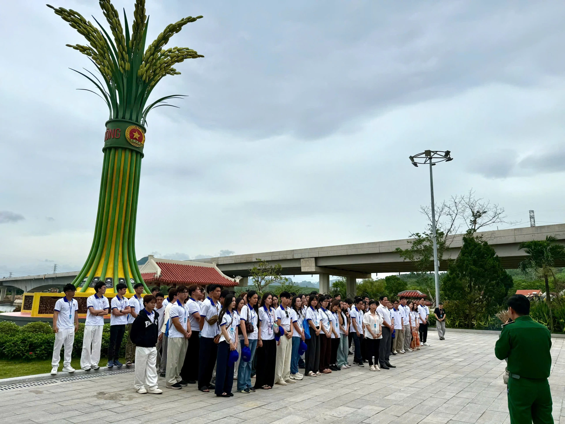 Đoàn thanh niên, sinh viên kiều bào thành kính dâng hương tri ân các anh hùng liệt sĩ tại Di tích lịch sử quốc gia Bến phà II Long Đại, xã Trường Ninh - Ảnh: T.T