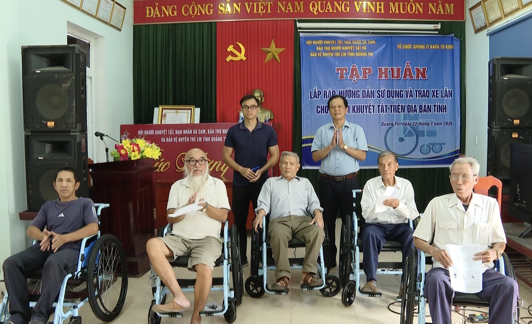 Chú thích ảnh
Trao tặng xe lăn cho người khuyết tật trên địa bàn tỉnh - Ảnh: K.H