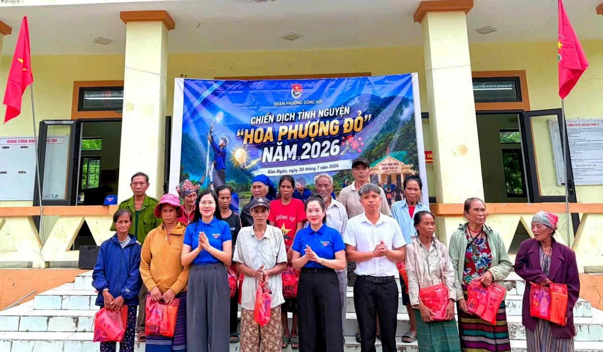 Đại diện lãnh đạo Ủy ban MTTQVN phường Đồng Hới và Đoàn phường trao quà đến các hộ gia đình và các em thiếu nhi bản Tân Ly - Ảnh: P.V.