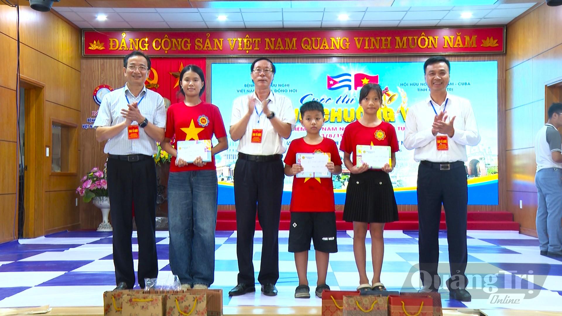 Nhiều phần thưởng cũng đã được trao cho các em học sinh trong dịp này - Ảnh: T.L