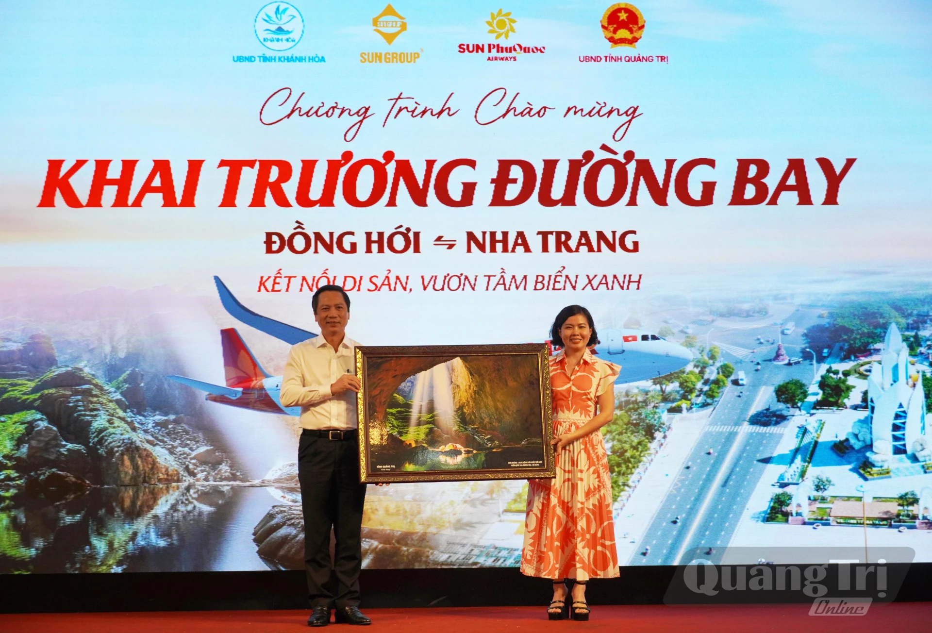 Đồng chí Phó Chủ tịch Thường trực UBND tỉnh Hoàng Nam trao quà lưu niệm cho lãnh đạo hãng hàng không Sun PhuQuoc Airways - Ảnh: X.P

