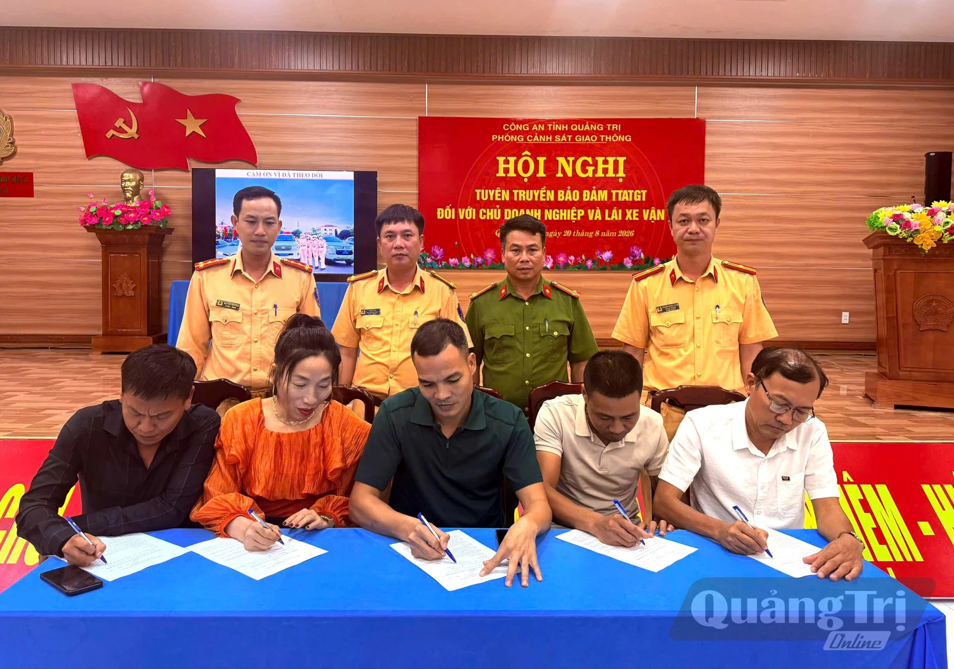 Các doanh nghiệp, chủ phương tiện, lái xe ký cam kết chấp hành nghiêm các quy định của pháp luật về đảm bảo trật tự an toàn giao thông - Ảnh: T.Đ