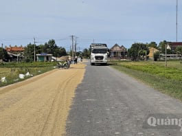 Không để đường giao thông thành sân phơi