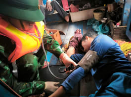 Cứu thuyền viên bị thương nặng trên biển: Đồn Biên phòng Nhật Lệ khẩn trương hành động! Đồn Biên phòng Nhật Lệ khẩn trương cứu nạn thuyền viên bị thương nặng trên biển