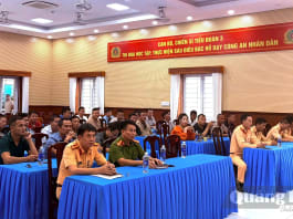 Gần 200 chủ doanh nghiệp, lái xe ký cam kết chấp hành pháp luật về an toàn giao thông