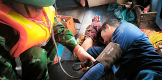 Cứu thuyền viên bị thương nặng trên biển: Đồn Biên phòng Nhật Lệ khẩn trương hành động! Đồn Biên phòng Nhật Lệ khẩn trương cứu nạn thuyền viên bị thương nặng trên biển