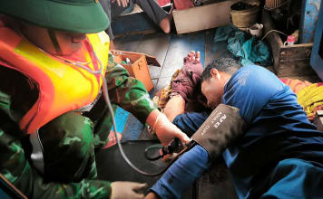 Cứu thuyền viên bị thương nặng trên biển: Đồn Biên phòng Nhật Lệ khẩn trương hành động! Đồn Biên phòng Nhật Lệ khẩn trương cứu nạn thuyền viên bị thương nặng trên biển