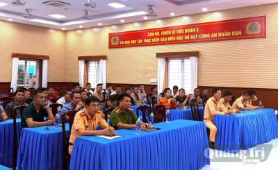 Gần 200 chủ doanh nghiệp, lái xe ký cam kết chấp hành pháp luật về an toàn giao thông