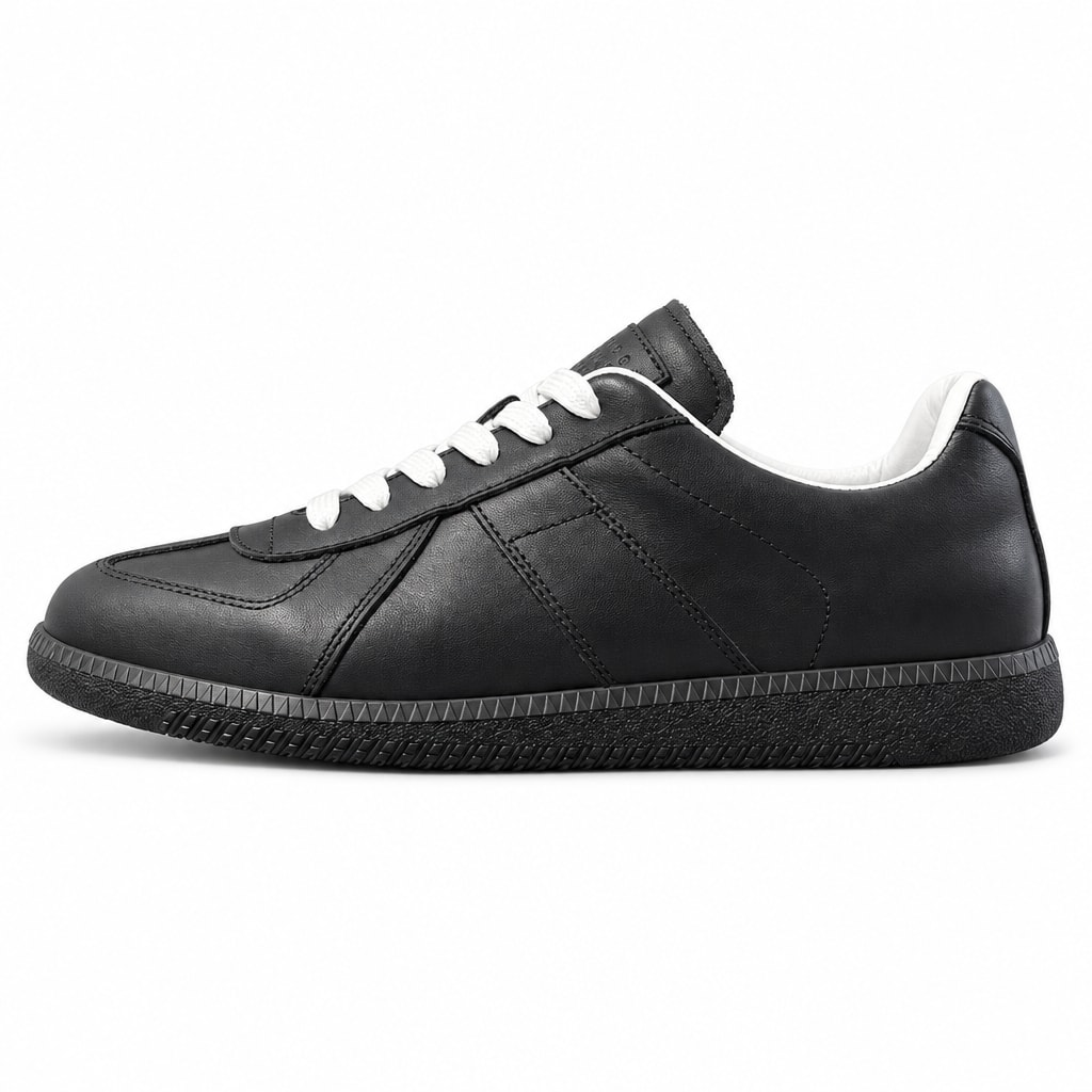 Maison Margiela Replica შავი სნიკერი თეთრი თასმებით, გვერდითი ხედით