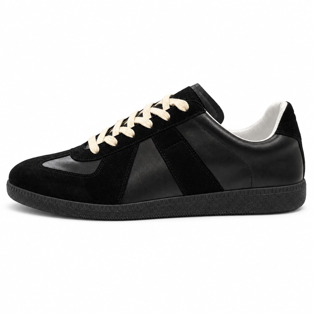 Maison Margiela-ის შავი დაბალყელიანი სნიკერი ღია ფერის თასმებით და ტონალური შავი ძირით