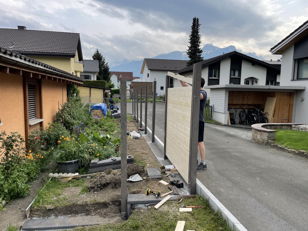 Sichtschutzzaun in Gams aus Holz - Während der Ausführung - Bild 3