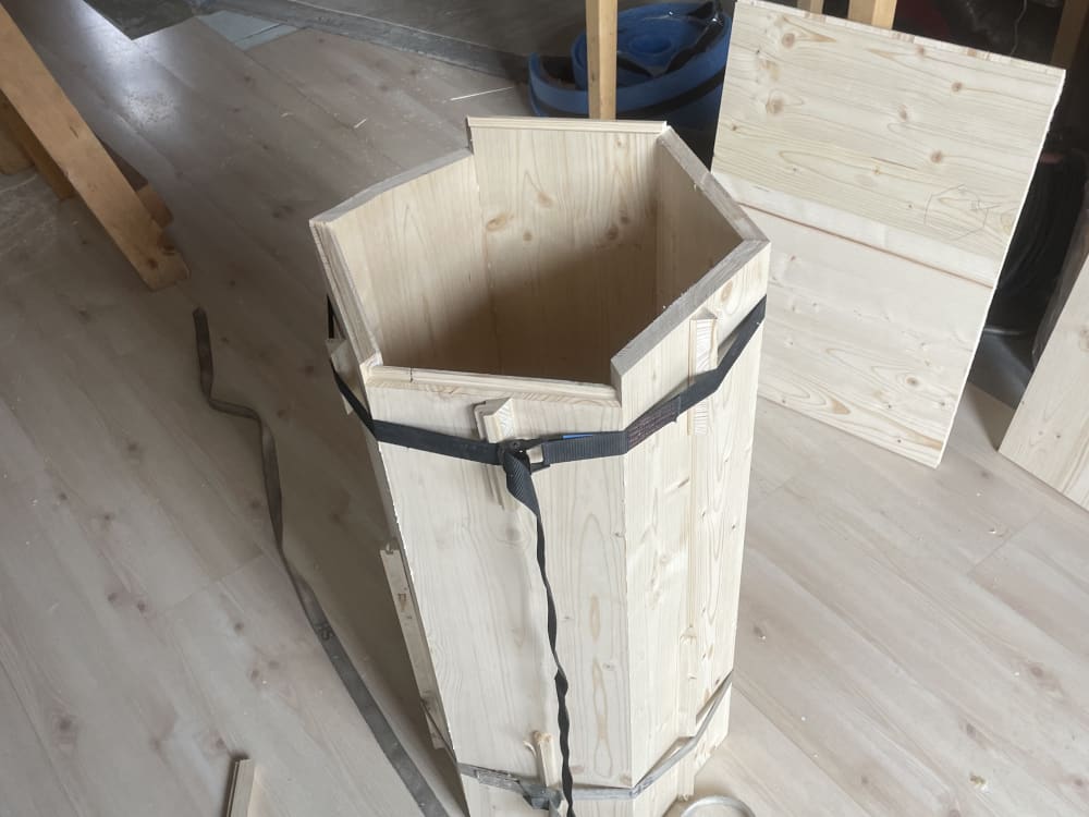 PET-Sammelcontainer in Nesslau aus Holz - Während der Ausführung - Bild 4