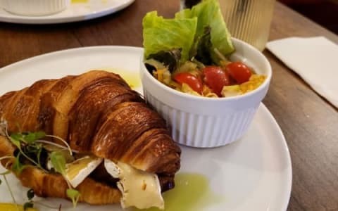 El Khan الخَّان Coffee & Brunch