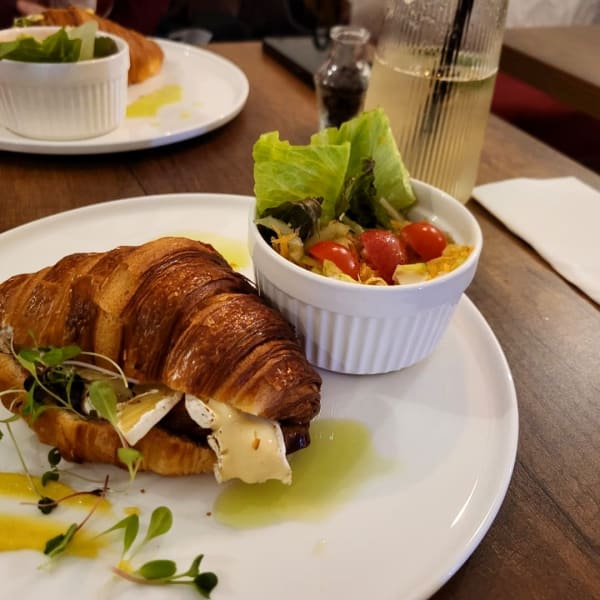 El Khan الخَّان Coffee & Brunch