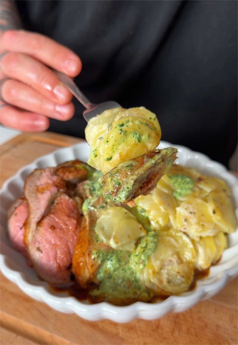 Gigot d'agneau rôti, Gratin Dauphinois et Sauce verte