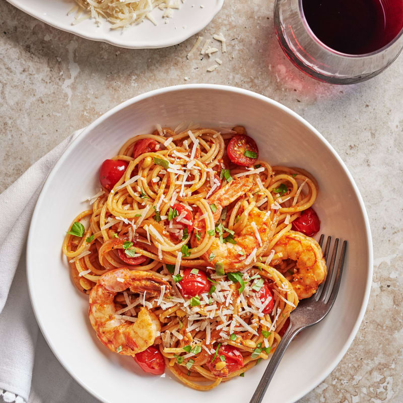 Spaghetti aux crevettes et aux tomates