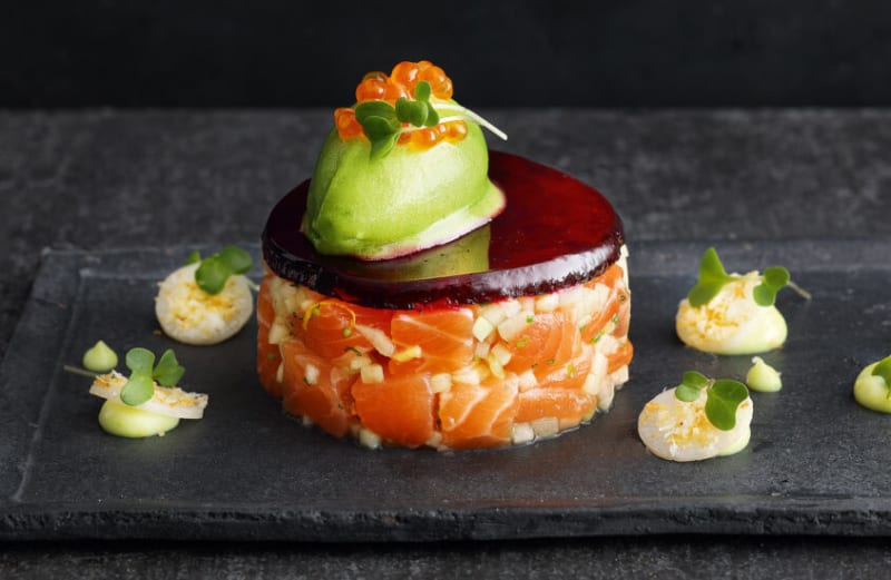 Lachsforellen-Tatar mit gepickeltem Rettich, Rote-Bete-Gelee und Borretsch-Apfelsorbet